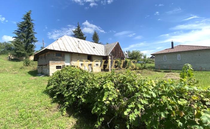 STAVEBNÝ POZEMOK S HOSPODÁRSKOU BUDOVOU, HAŽLÍN, BARDEJOV