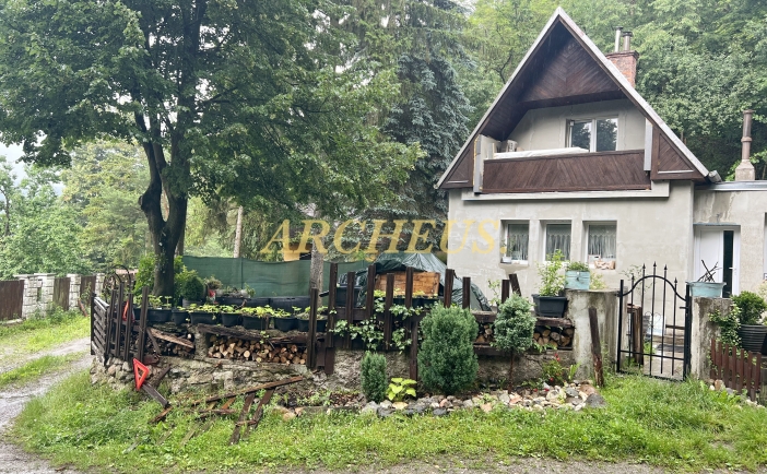 NA PREDAJ CELOROČNE OBÝVATEĽNÁ CHALUPA