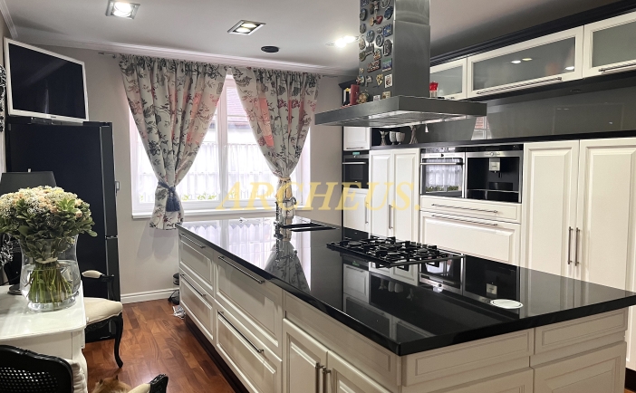 LUXUSNÝ RODINNÝ DOM S VEĽKÝM POZEMKOM, CENTRUM BARDEJOVA