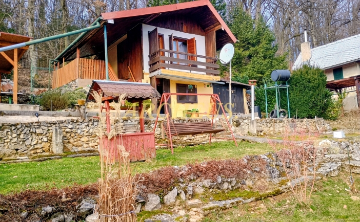 MUROVANÁ ZÁHRAD.CHATA,POZEMOK 629M2, ŽADOVICA-KRAJNÉ, MYJAVA