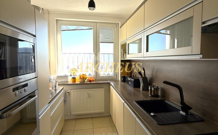 MODERNÝ 3-IZBOVÝ BYT S BALKÓNOM A KRÁSNYM VÝHĽADOM NA ZELEŇ