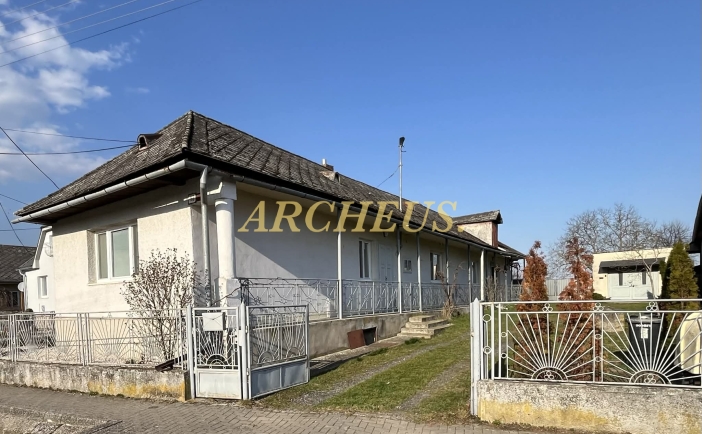 PEKNÝ KAMENNÝ DOM S KLENBOVOU PIVNICOU, HLAVNÁ UL, ČEĽOVCE