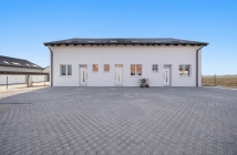 NOVOSTAVBA TROJDOMU S PEKNÝM POZEMKOM, LEHNICE-KOLÓNIA