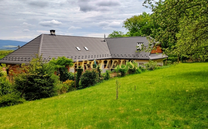 ŠTÝLOVÝ VIDIECKY DOM, POZEMOK 4074 M2, KOSTOLNÉ, okr. MYJAVA