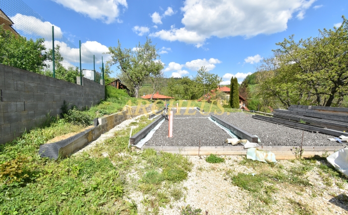EXKLUZÍVNE / POZEMOK S ROZOSTAVANÝM DOMOM, LEVOČA, 1299m2