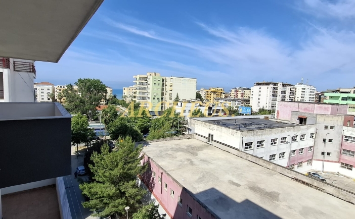 4-izbový apartmán pri pláži v Drači – balkón, 2 kúpeľne
