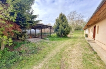 Rodinný dom s veľkým pozemkom v centre obce Svinia , 25 €/m2
